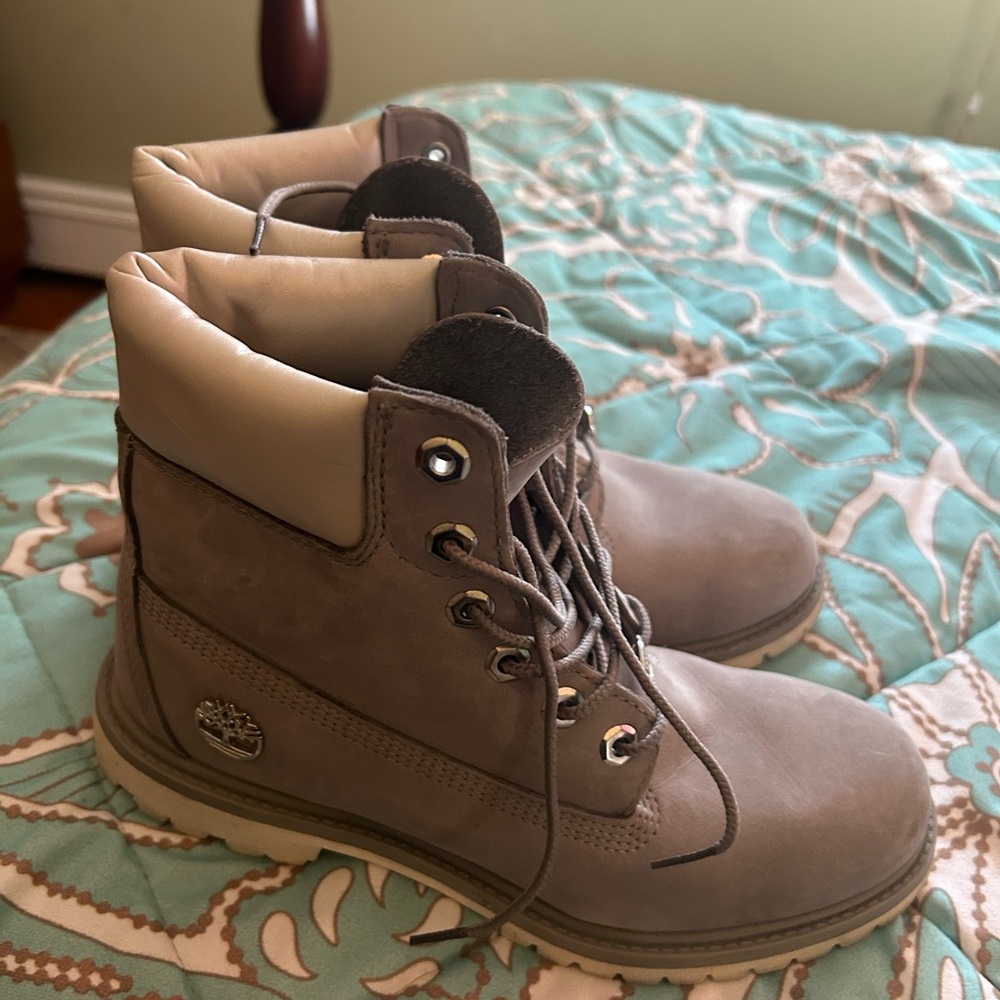 Timberland women’s boots worn once size 9